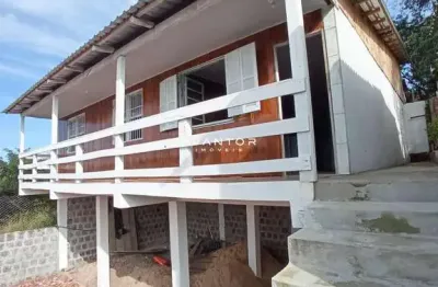 Casa de 4 dormitórios, sala ampla, banheiro social, cozinha, área de serviço com