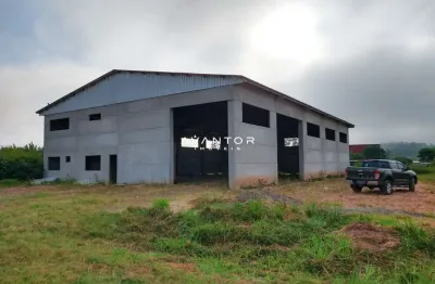 Pavilhão amplo de 700 m² com mezanino e mais área de meio hectare.