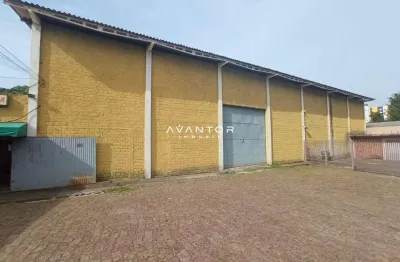 Pavilhão amplo de 400 m², com 2 salas de escritório, mezanino, cozinha, 3 banhei