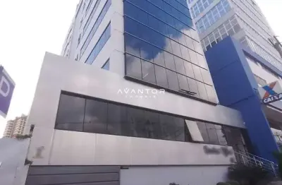 Sala comercial mobiliada de 43 m² composta por 3 salas, com recepção, banheiro,