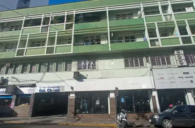 Sala comercial no centro de santa maria de 48 m² com banheiro e área de serviço.