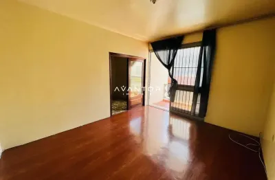 Amplo apartamento central com 3 + dependência (4 dorm.), 1 suíte e 1 garagem cob
