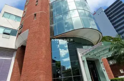 Sala comercial de 88 m², composta por 3 salas, recepção, copa e 2 banheiros, no
