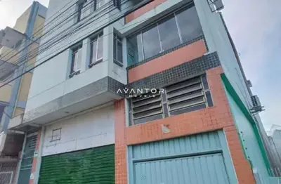 Sala comercial central ampla de 300 m², mais escritório, 3 banheiros e mezanino