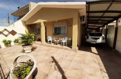 Casa de 03 dormitórios sendo 01 suíte , pátio , piscina e 3 vagas de garagem