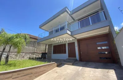 Casa com 3 dormitórios , extenso pátio com piscina.