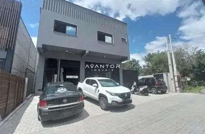 Sobrado amplo composto por uma sala comercial térrea ampla e mais 2 apartamentos