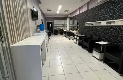 Sala comercial de 190 m² composta por 5 salas, 2 banheiros e cozinha no centro d
