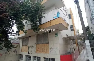 Apartamento central amplo de 2 dormitórios, sala de estar, 2 banheiros, cozinha,