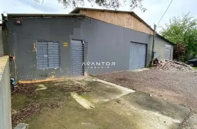 Pavilhão em camobi de 305 m², com banheiro e estacionamento.