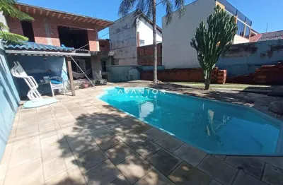 Casa ampla de 148 m², possui 2 dormitórios, sala de estar, banheiro social, cozi