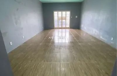 Sala comercial para locação de 78 m², com banheiro e cozinha.