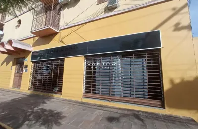 Sala comercial central para locação de 60 m² e banheiro.