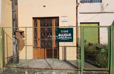 Casa comercial ampla composta por 4 salas, banheiro, cozinha, área de serviço e
