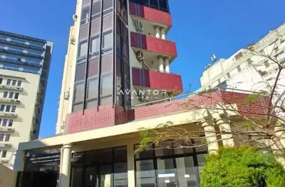 Sala comercial mobiliada no centro, composta por 3 salas e banheiro.