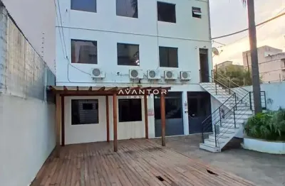 Sala comercial central de 50 m², com banheiro e área em comum.