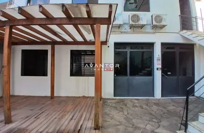 Sala comercial central semi mobiliada de 50 m², com banheiro e área em comum.