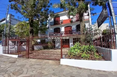 Casa triplex de 4 dormitórios, sala de estar, sala de jantar, 4 banheiros, close
