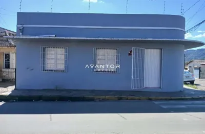 Casa residencial e comercial de 4 dormitórios, (2) salas, 2 banheiros, cozinha,