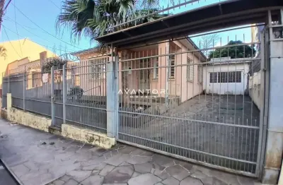 Casa comercial ampla possui 6 salas, 2 banheiros, (2) cozinhas, depósito, área d