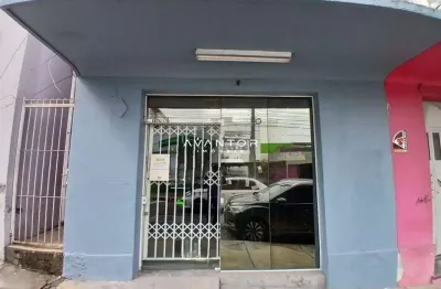 Loja/sala comercial ampla central composta por 6 salas e 3 banheiros.