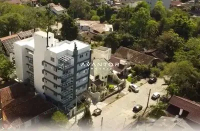 Apartamento com 2 dormitórios, 2 banheiros e uma vaga de garagem.