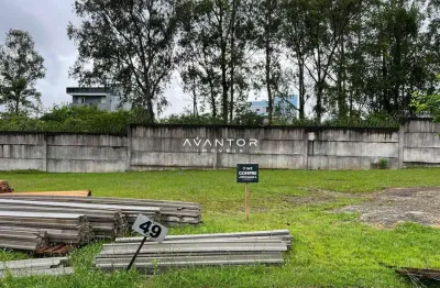 Excelente terreno localizado em condomínio alto padrão com camobi!!!