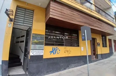 Sala comercial no centro de santa maria possui (2) salas e banheiro.