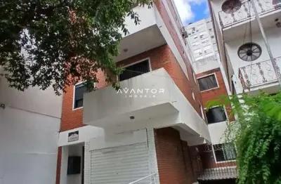 Sala comercial no centro de 76 m² com subsolo, banheiro e garagem.