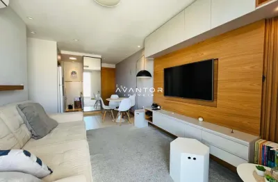 Apartamento à venda: 2 dormitórios com móveis planejados e garagem