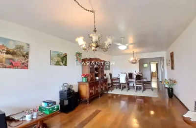 Apartamento no centro, 4 dormitórios, 1 suíte, 3 banheiros, 2 vagas de garagem