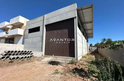 Pavilhão novo, com 244m² privativos, com vaga e possibilidade de mezanino.