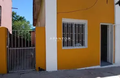 Casa de 2 dormitórios, sala de estar, banheiro social, cozinha e pátio.