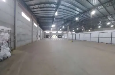Amplo pavilhão com 780m², com 3 docas e mais 230m² de escritórios bem localizado