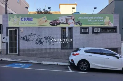 Ponto comercial de 105 m² no centro composto por 4 salas, banheiro e recepção.