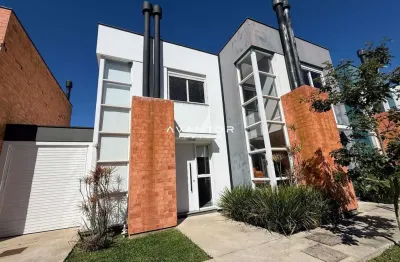 Casa em um belo condomínio fechado, e em ótima localização.