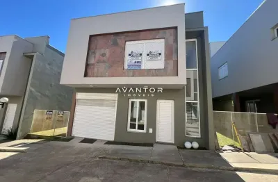 Casa duplex mobiliada, com 3 suítes, pátio e 2 vagas de garagem