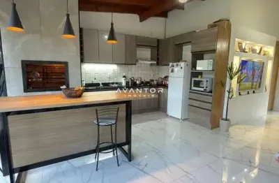 Casa com 2 dormitórios, churrasqueira e garagem para 2 carros, no bairro campest