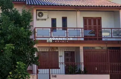 Casa ampla, com 3 dormitórios, piscina, garagem e churrasqueira no bairro itarar