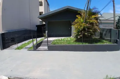 Casa comercial composta por 4 salas, banheiro social, cozinha, área de serviço,