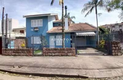 Casa duplex de 3 dormitórios, (2) suítes, sala de estar, lareira, (2) banheiros,