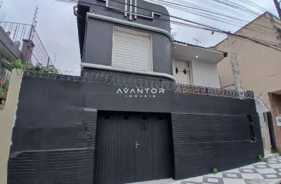 Casa semi mobiliada no centro de 3 dormitórios, sala de estar, 3 banheiros, cozi