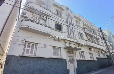 Apartamento térreo no centro de 2 dormitórios, sala de estar, banheiro social, b