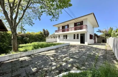 Casa duplex com  4 dormitórios, sala de estar, espaço gourmet, sacada, pátio e g