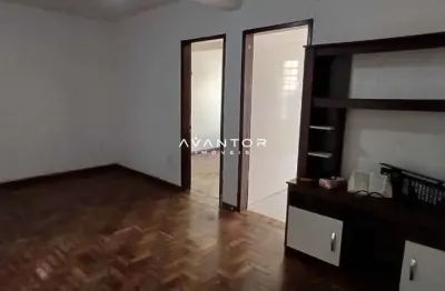 Apartamento com 2 dormitórios, pátio e churrasqueira no centro de santa maria.