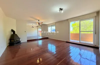 Apartamento amplo com 4 dormitórios, 2 garagens e sacada no centro de santa mari