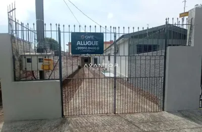 Casa no bairro medianeira de 2 dormitórios, sala ampla, banheiro social, cozinha