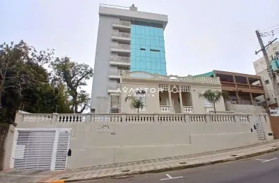 Apartamento mobiliado no centro de 2 dormitórios, suíte, banheiro social, cozinh