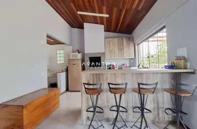 Casa á venda com 3 dormitórios , próximo á ufsm no bairro camobi em santa maria.