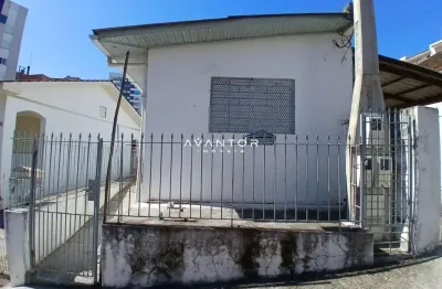 Casa no centro de 1 dormitório, sala de estar, banheiro social, área de serviço